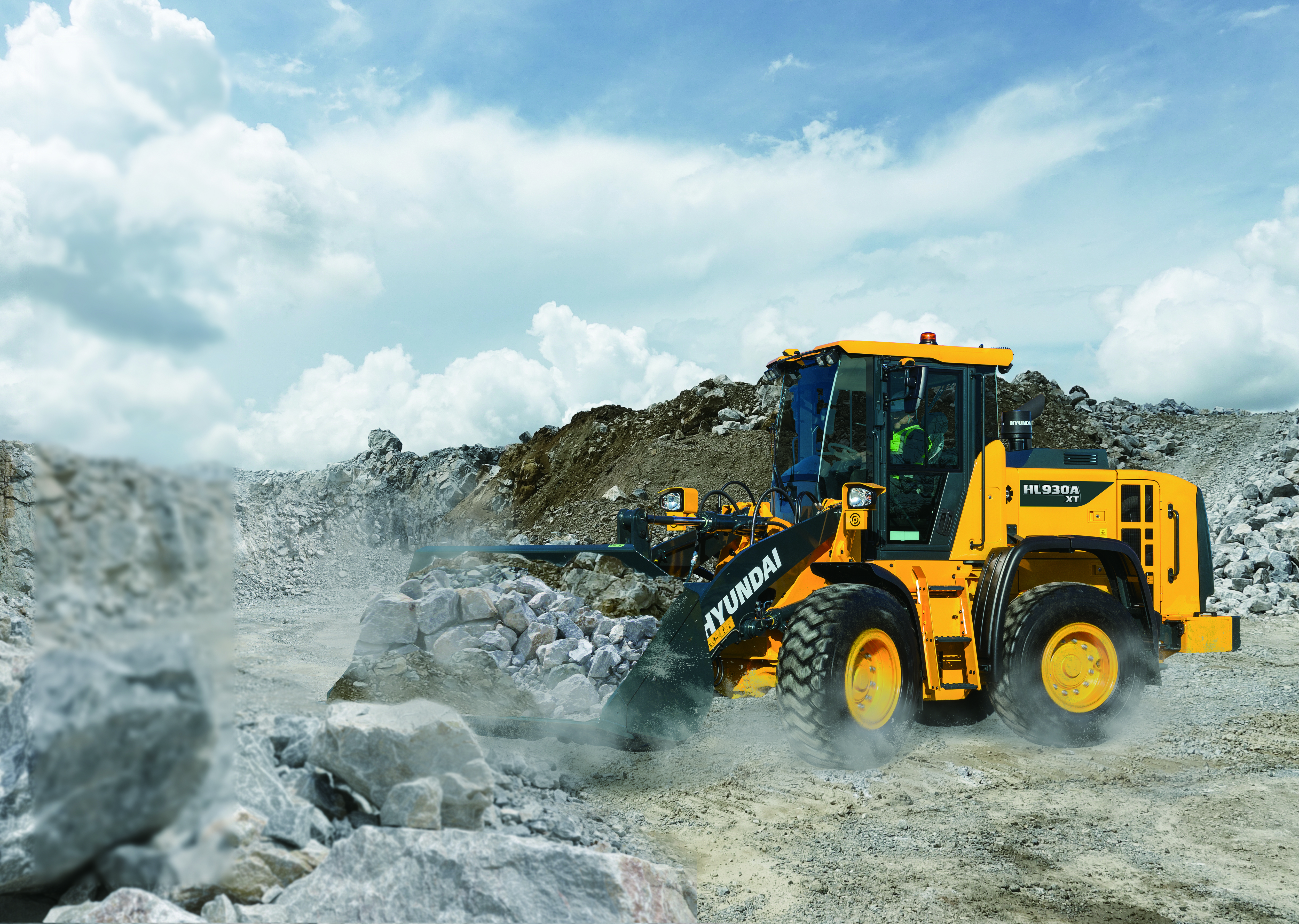 De HL930A wiellader maakt deel uit van de gloednieuwe A-serie van Hyundai: een nieuwe generatie bouwmachines die voldoet aan de Europese emissiestandaard Stage V. Maar hij heeft nog veel meer in petto! Terwijl aan de regelgeving is voldaan, streeft Hyundai naar een baanbrekend niveau in klanttevredenheid met maximale prestaties en productiviteit, meer veiligheid, meer gemak en een verbeterd uptimemanagement. Deze veelzijdige lader met zijn indrukwekkende vermogen en zorgvuldig geselecteerde technologieën waarmee u efficiënter en zuiniger kunt werken, opent een wereld van nieuwe mogelijkheden. Het is tijd om het Hyundaieffect te ervaren!